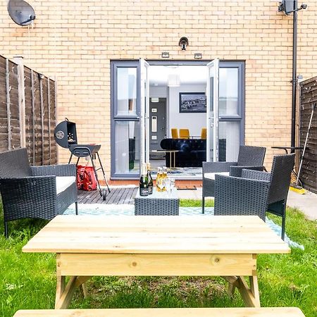 Luxury 2 Bed House City Centre ✘ Bbq & Garden ☆ Family Friendly→ Swingball & Outdoor Furniture - Free Parking → With 50 Inch Smart Tv, Free Netflix & Wifi ✘ Comfy Seating Area - By Maevela Birmingham Exteriör bild