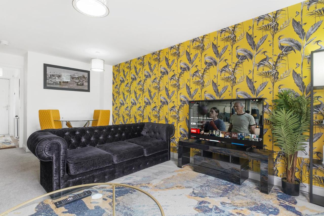 Luxury 2 Bed House City Centre ✘ Bbq & Garden ☆ Family Friendly→ Swingball & Outdoor Furniture - Free Parking → With 50 Inch Smart Tv, Free Netflix & Wifi ✘ Comfy Seating Area - By Maevela Birmingham Exteriör bild
