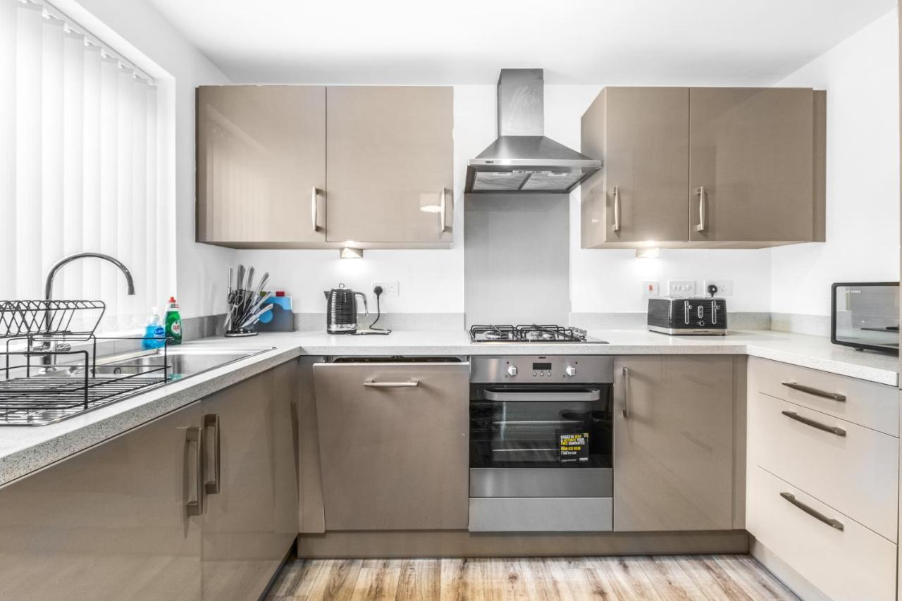 Luxury 2 Bed House City Centre ✘ Bbq & Garden ☆ Family Friendly→ Swingball & Outdoor Furniture - Free Parking → With 50 Inch Smart Tv, Free Netflix & Wifi ✘ Comfy Seating Area - By Maevela Birmingham Exteriör bild