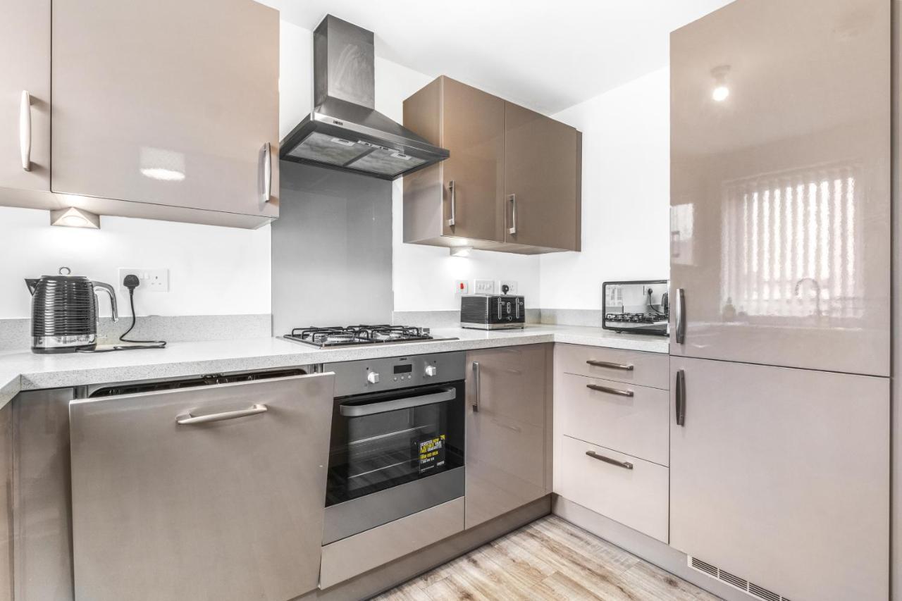 Luxury 2 Bed House City Centre ✘ Bbq & Garden ☆ Family Friendly→ Swingball & Outdoor Furniture - Free Parking → With 50 Inch Smart Tv, Free Netflix & Wifi ✘ Comfy Seating Area - By Maevela Birmingham Exteriör bild