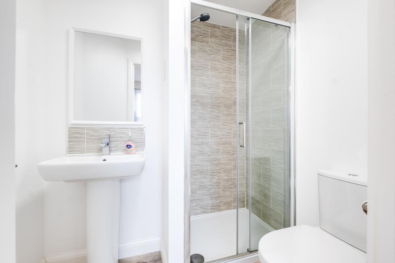 Luxury 2 Bed House City Centre ✘ Bbq & Garden ☆ Family Friendly→ Swingball & Outdoor Furniture - Free Parking → With 50 Inch Smart Tv, Free Netflix & Wifi ✘ Comfy Seating Area - By Maevela Birmingham Exteriör bild