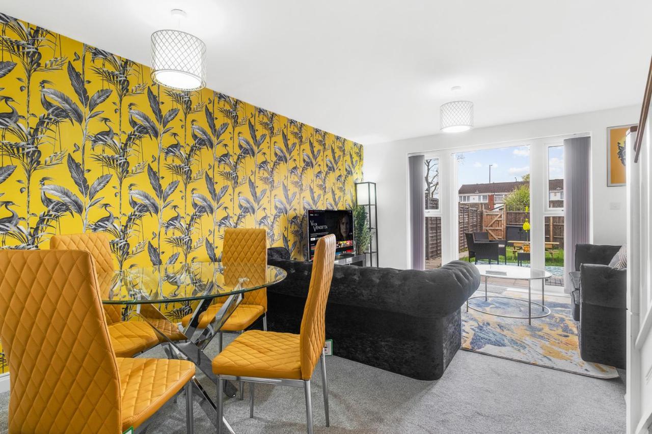 Luxury 2 Bed House City Centre ✘ Bbq & Garden ☆ Family Friendly→ Swingball & Outdoor Furniture - Free Parking → With 50 Inch Smart Tv, Free Netflix & Wifi ✘ Comfy Seating Area - By Maevela Birmingham Exteriör bild