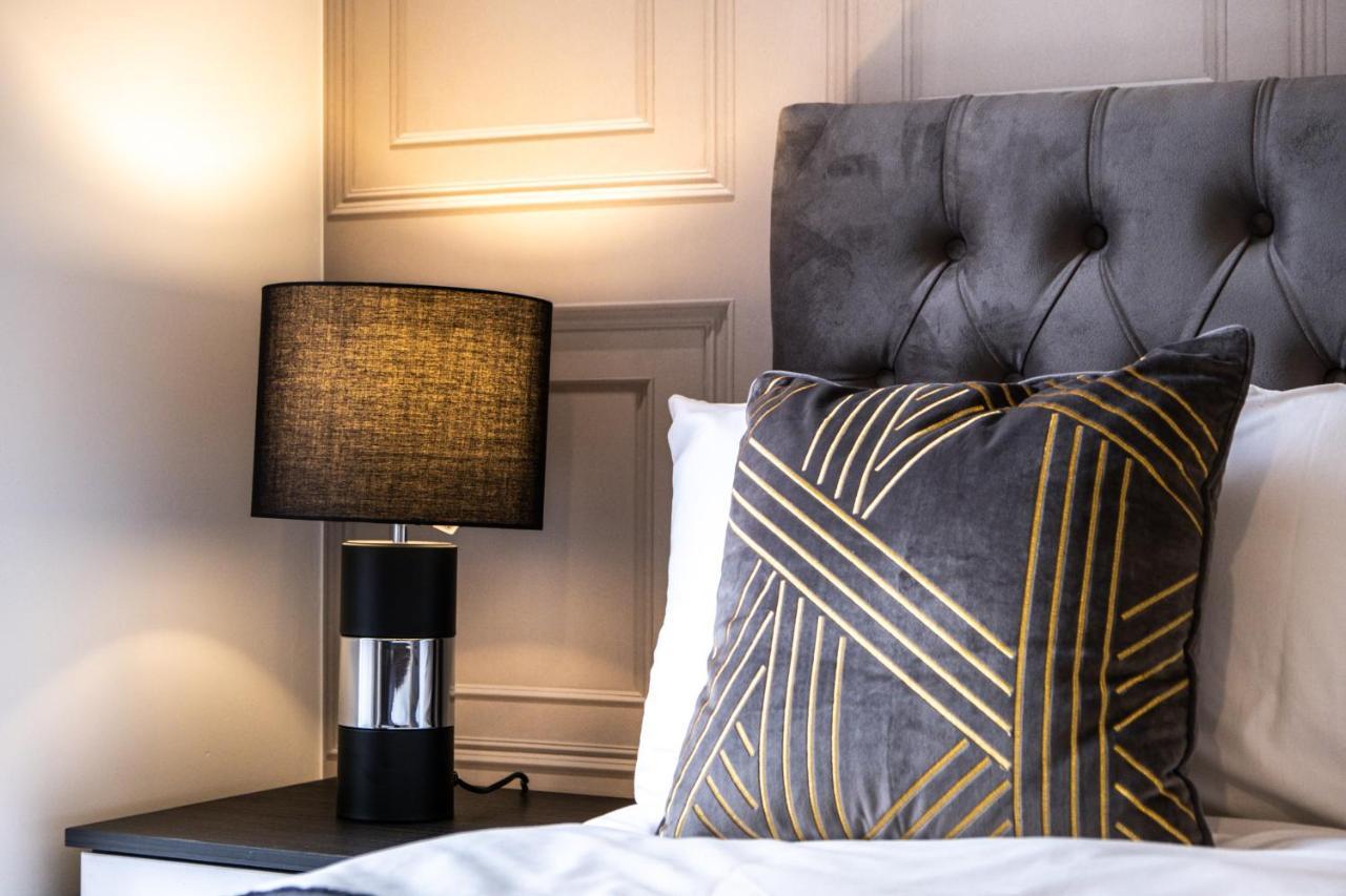 Luxury 2 Bed House City Centre ✘ Bbq & Garden ☆ Family Friendly→ Swingball & Outdoor Furniture - Free Parking → With 50 Inch Smart Tv, Free Netflix & Wifi ✘ Comfy Seating Area - By Maevela Birmingham Exteriör bild