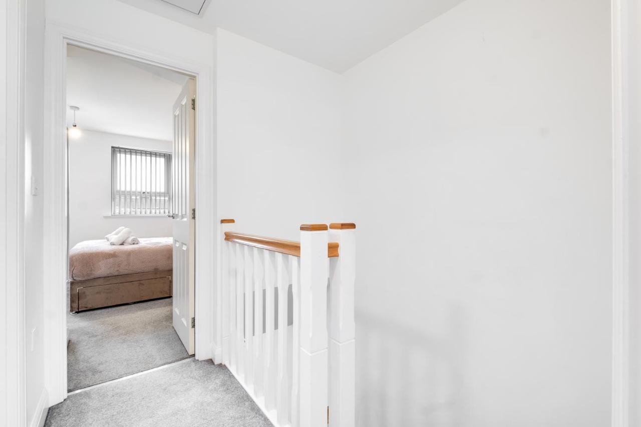 Luxury 2 Bed House City Centre ✘ Bbq & Garden ☆ Family Friendly→ Swingball & Outdoor Furniture - Free Parking → With 50 Inch Smart Tv, Free Netflix & Wifi ✘ Comfy Seating Area - By Maevela Birmingham Exteriör bild