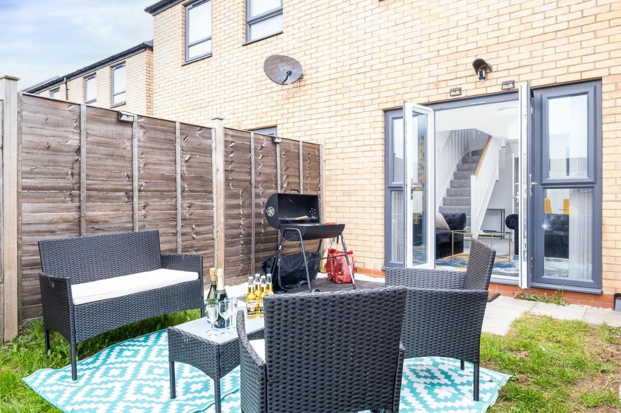 Luxury 2 Bed House City Centre ✘ Bbq & Garden ☆ Family Friendly→ Swingball & Outdoor Furniture - Free Parking → With 50 Inch Smart Tv, Free Netflix & Wifi ✘ Comfy Seating Area - By Maevela Birmingham Exteriör bild