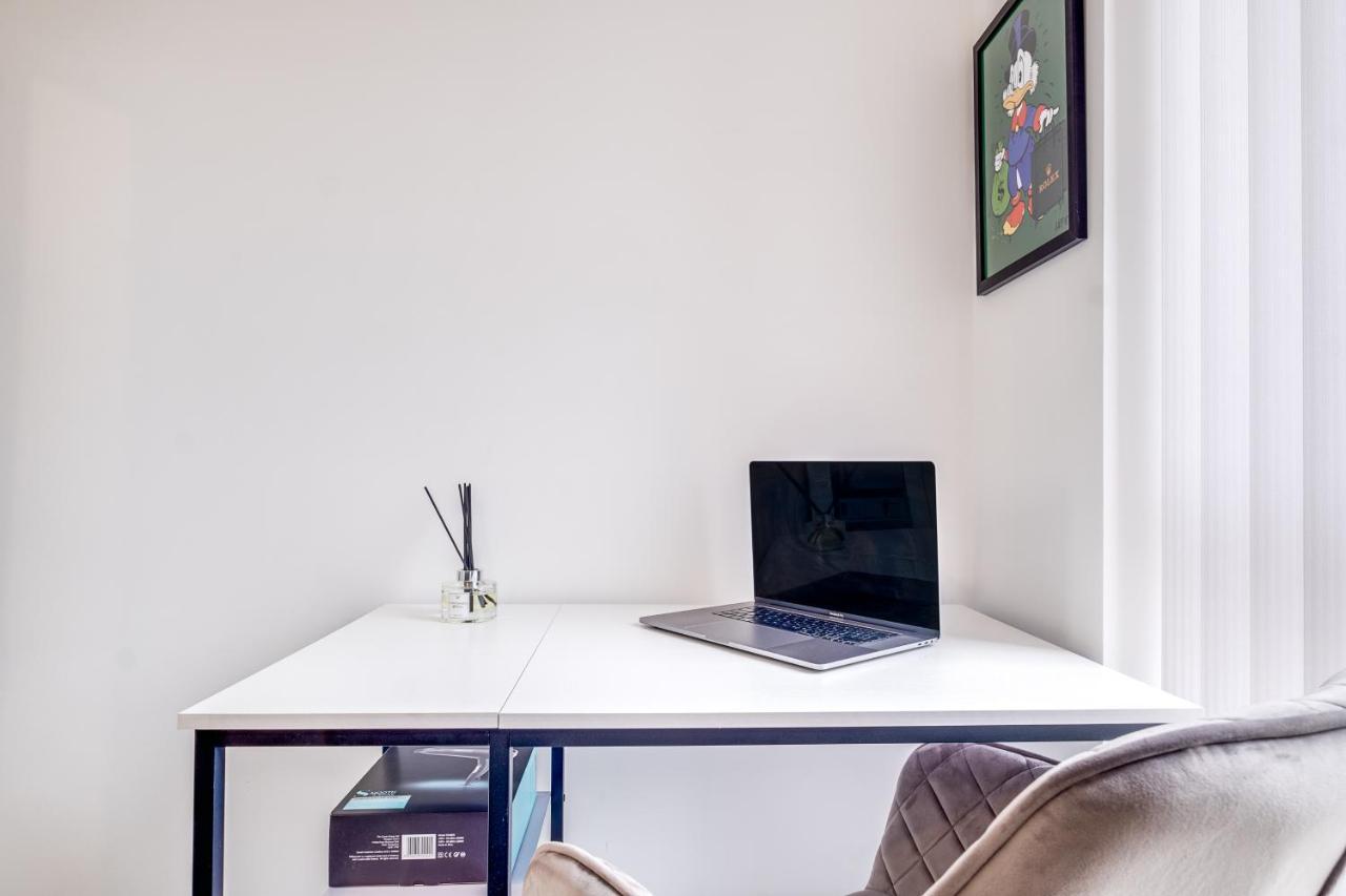 Luxury 2 Bed House City Centre ✘ Bbq & Garden ☆ Family Friendly→ Swingball & Outdoor Furniture - Free Parking → With 50 Inch Smart Tv, Free Netflix & Wifi ✘ Comfy Seating Area - By Maevela Birmingham Exteriör bild